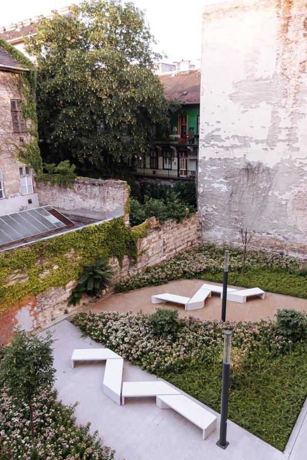 Apartament B 204, In The Heart Of