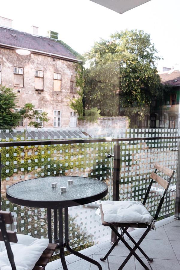 Apartament B 204, In The Heart Of Budapesta